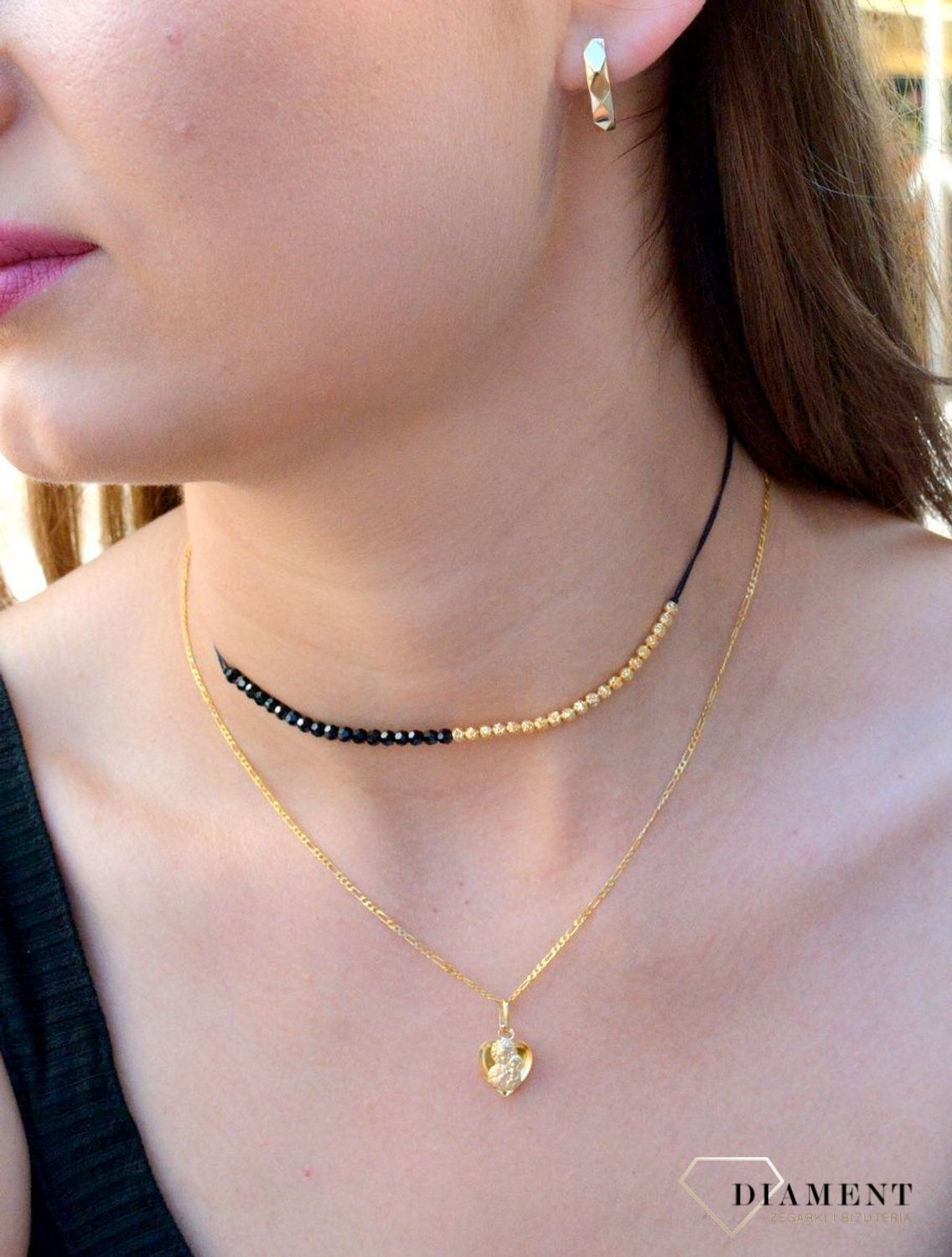 Złote kolczyki pr 333 grawerowane KL 11384 333 Złote kolczyki wykonane z dbałością o każdy szczegół i detal. Kolczyki zachowane w prostej formie, grawerowanej blaszki. Elegancka biżuteria posiada wygodne z.jpg